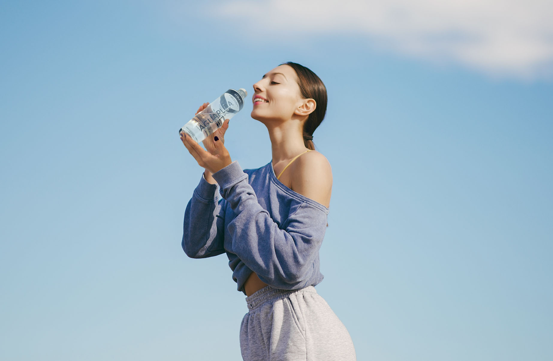 Mujer con botella de agua Atrium Aguapura Unaqua