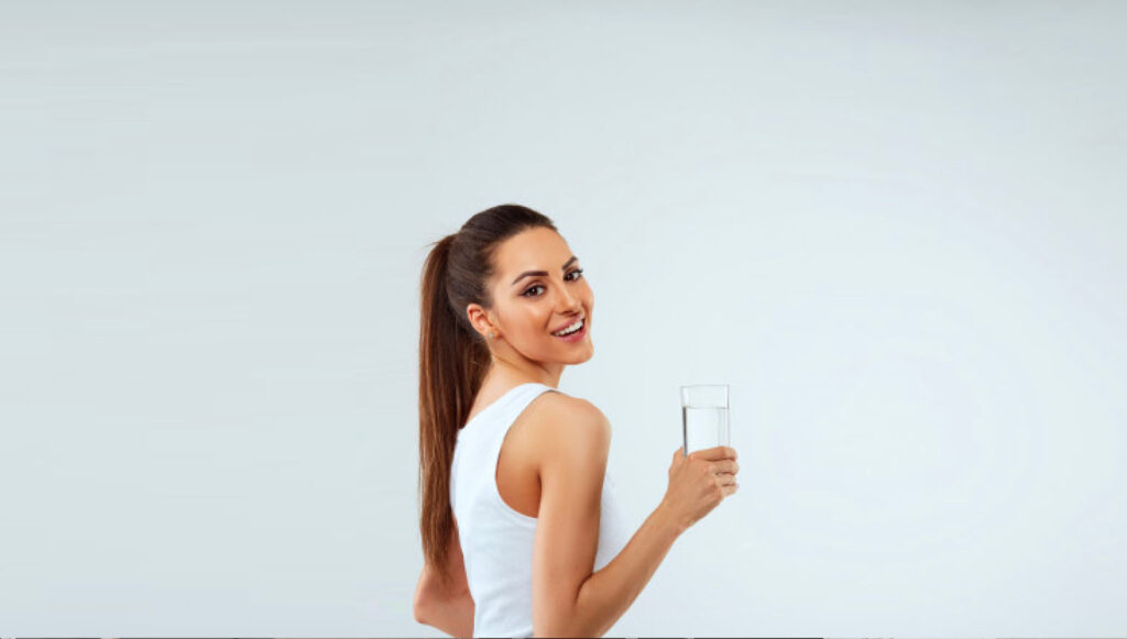 mujer con vaso de agua