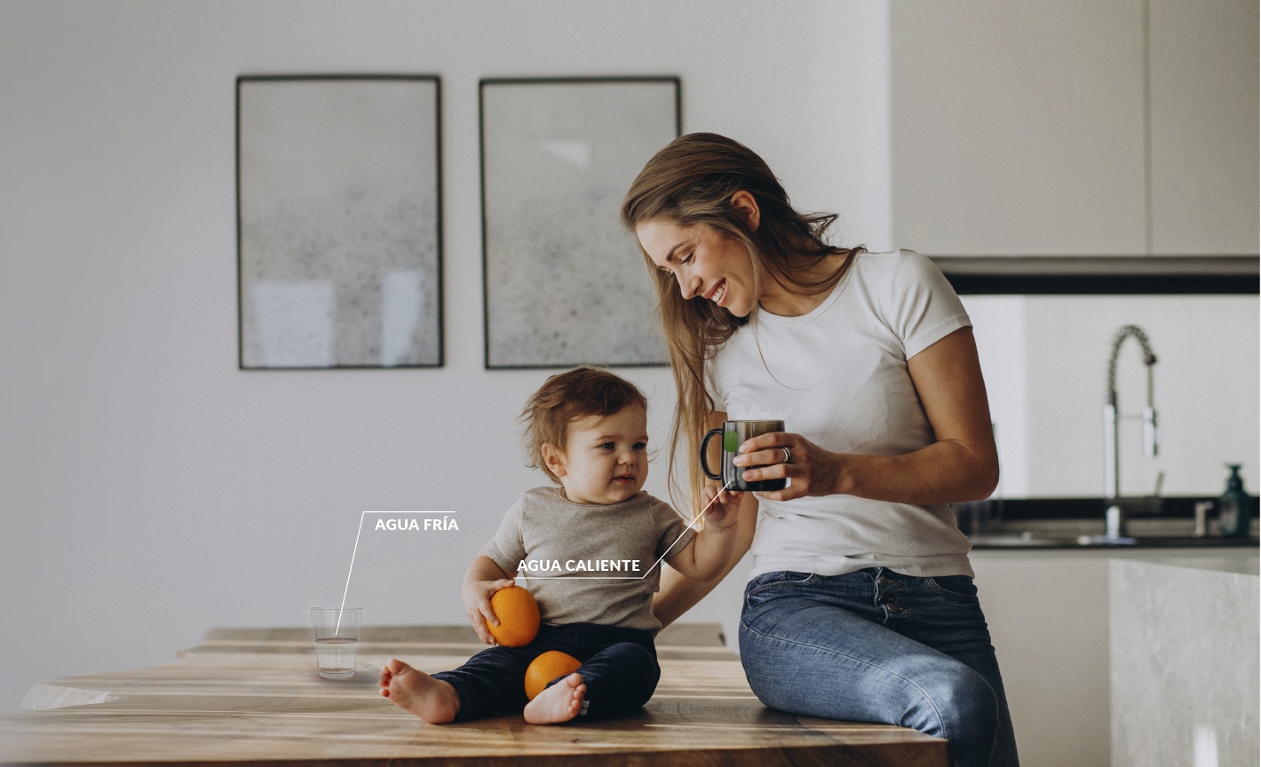 MAMÁ E HIJO BEBIENDO